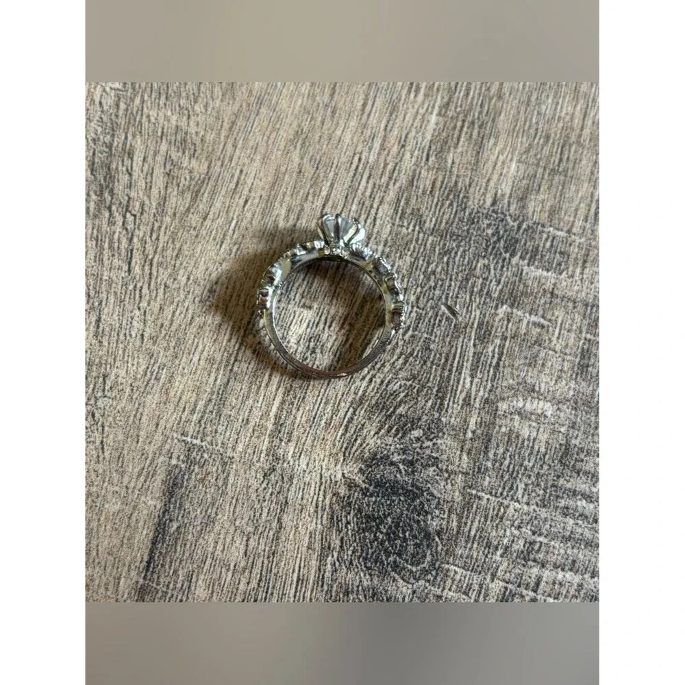 Fashion jewelry women’s size 10 metal and rhinestone secret garden style ring